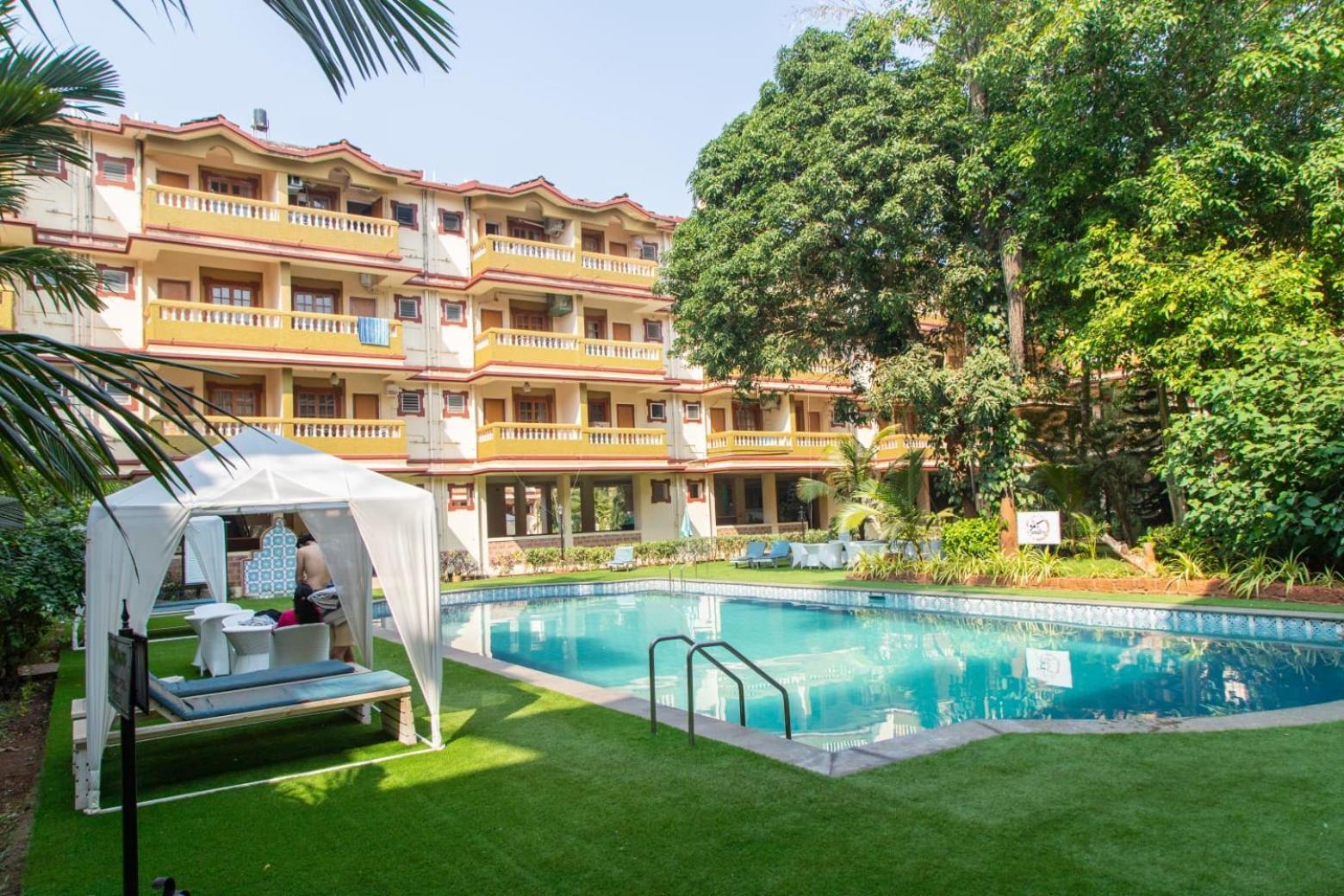 Stylish 2Bhk Poolside Retreat With Ac -Luxury Apartment Candolim Bagian luar foto